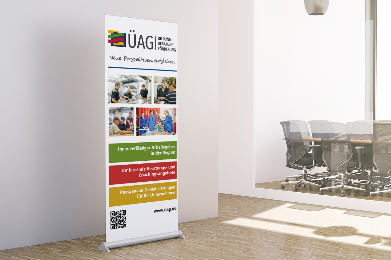 Rollup Roll-up Design für ÜAG Bildung Beratung Förderung im Büro: „Neue Perspektiven entstehen“ – Beratungs- und Coachingangebote, passgenaue Dienstleistungen für Unternehmen, mit QR-Code